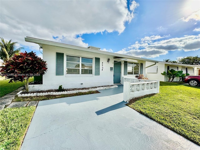 ranch-style home featuring a front lawn