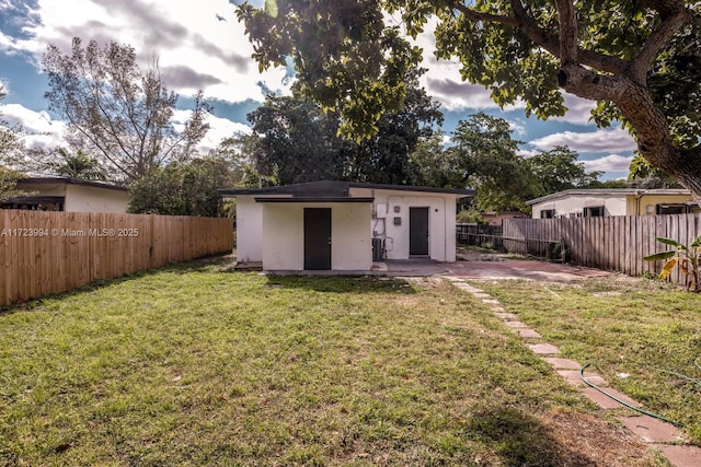 view of yard featuring a patio area