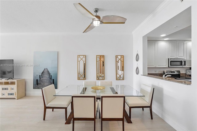 dining space featuring ceiling fan, crown molding, and light hardwood / wood-style flooring