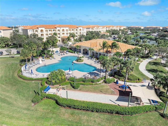 view of swimming pool