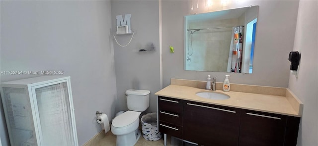 bathroom with vanity, curtained shower, and toilet