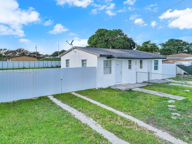 view of front of house featuring a front yard