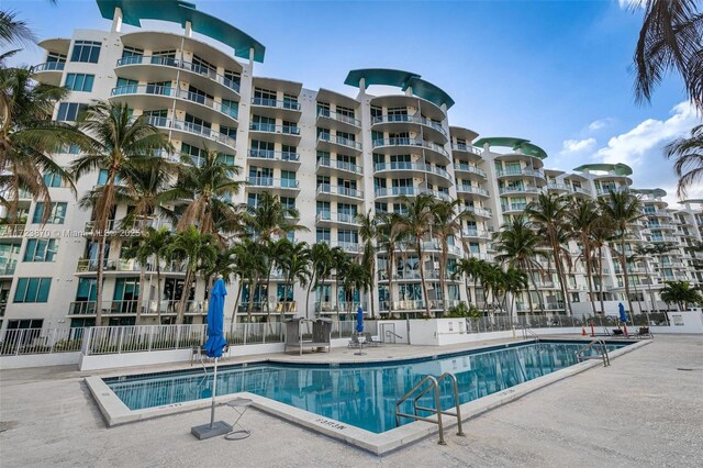 view of swimming pool