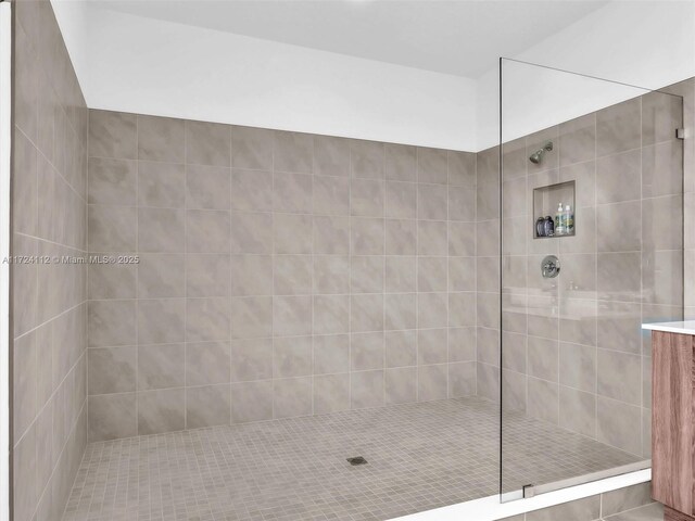 bathroom featuring tiled shower