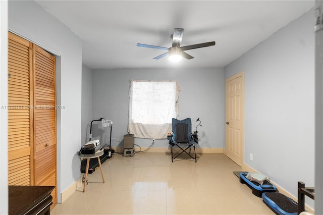 sitting room with ceiling fan