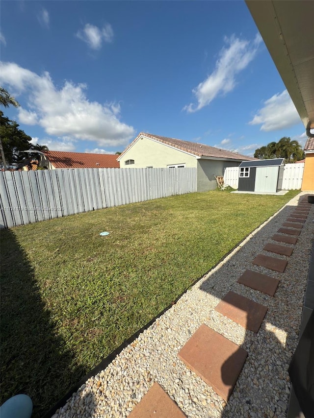 view of yard with a storage unit