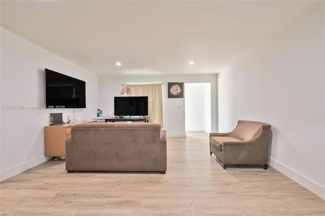 living area with recessed lighting, light wood-type flooring, and baseboards