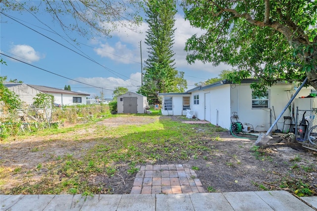 view of yard with a storage shed