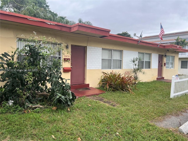 view of front of property with a front lawn