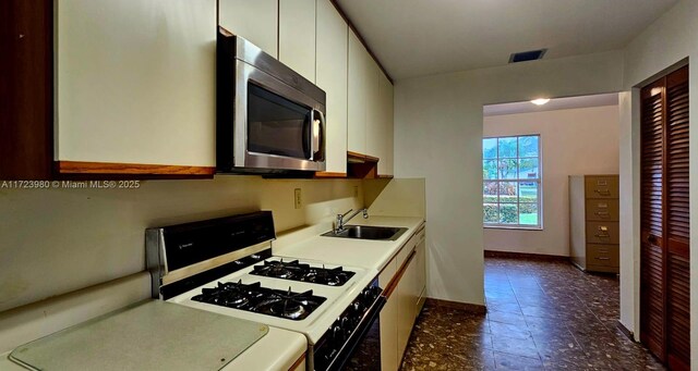 spare room featuring ceiling fan