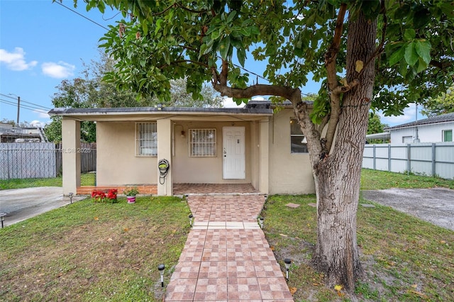 view of front of property featuring a front yard