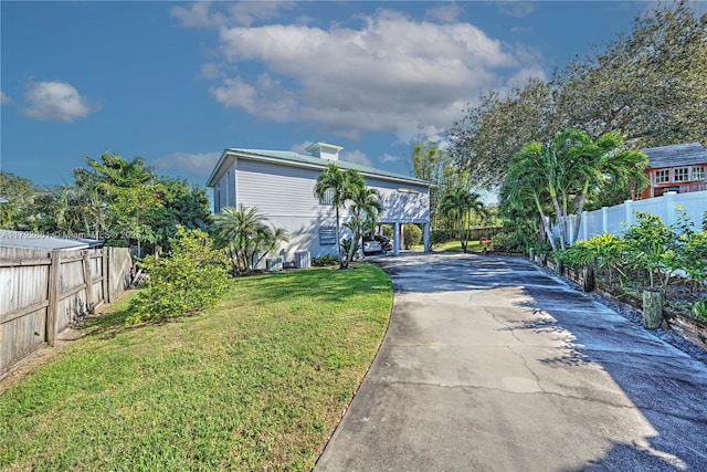 view of front of house featuring a front yard and a carport