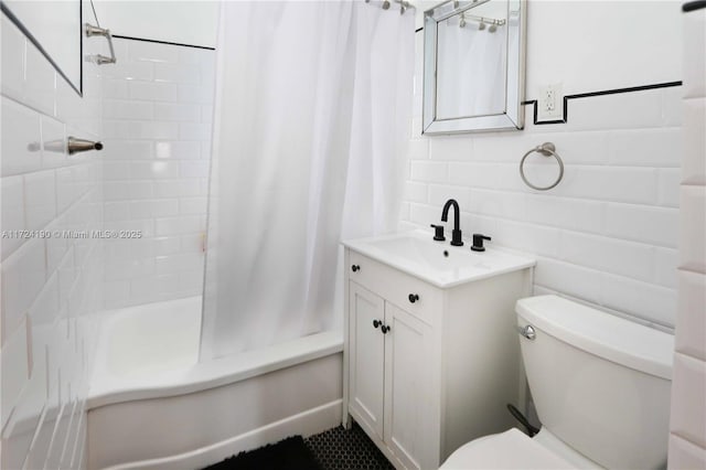 full bathroom featuring shower / tub combo with curtain, vanity, and toilet