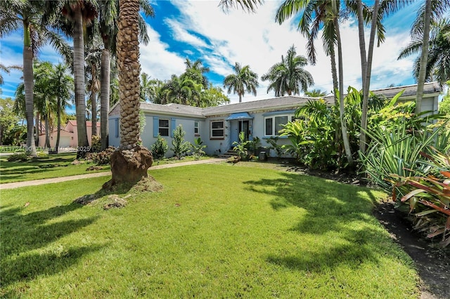 single story home featuring a front lawn