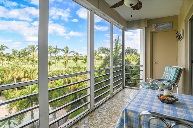 sunroom with ceiling fan