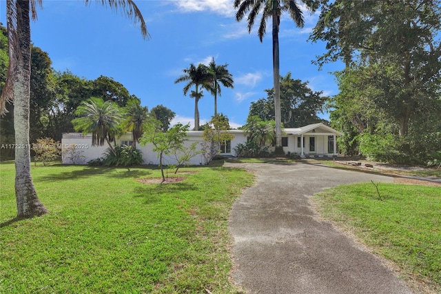 single story home featuring a front lawn