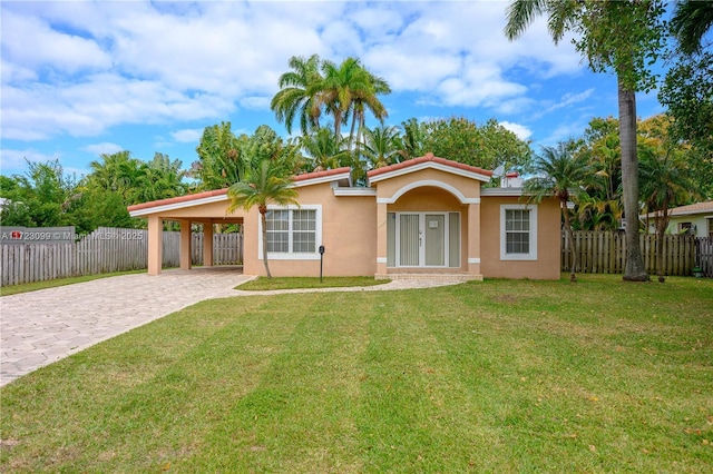 view of front of property featuring a carport and a front yard