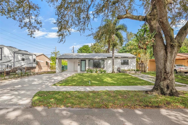 view of front of house featuring a carport and a front yard