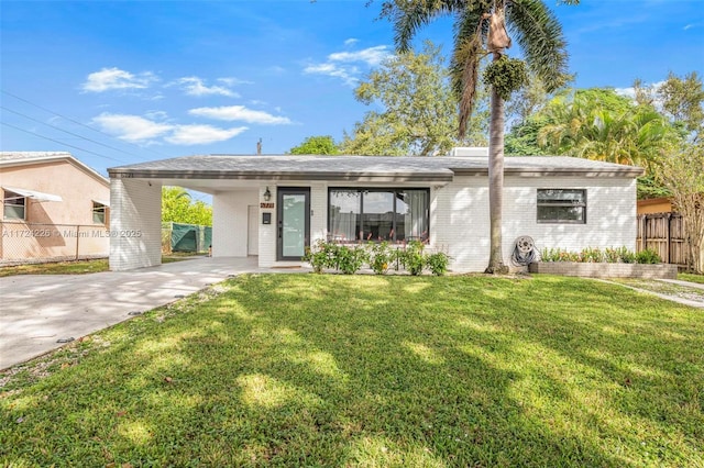 view of front of property featuring a front yard and a carport