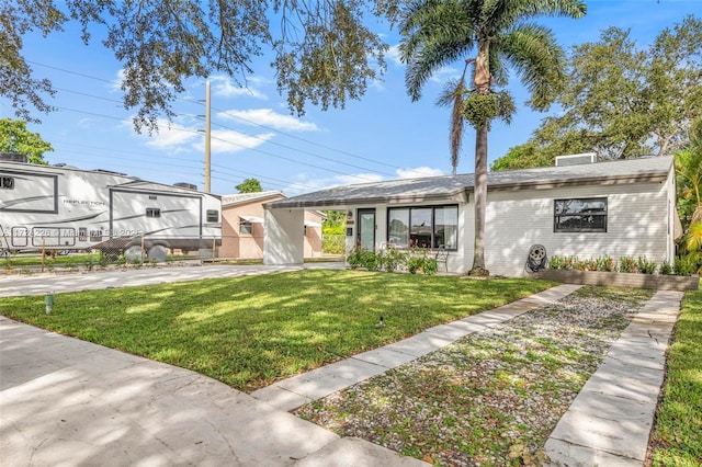 view of front facade featuring a front yard