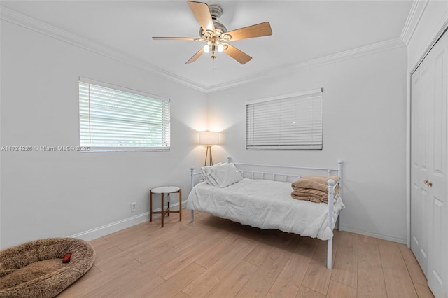 bedroom with light hardwood / wood-style flooring, a closet, ornamental molding, and ceiling fan