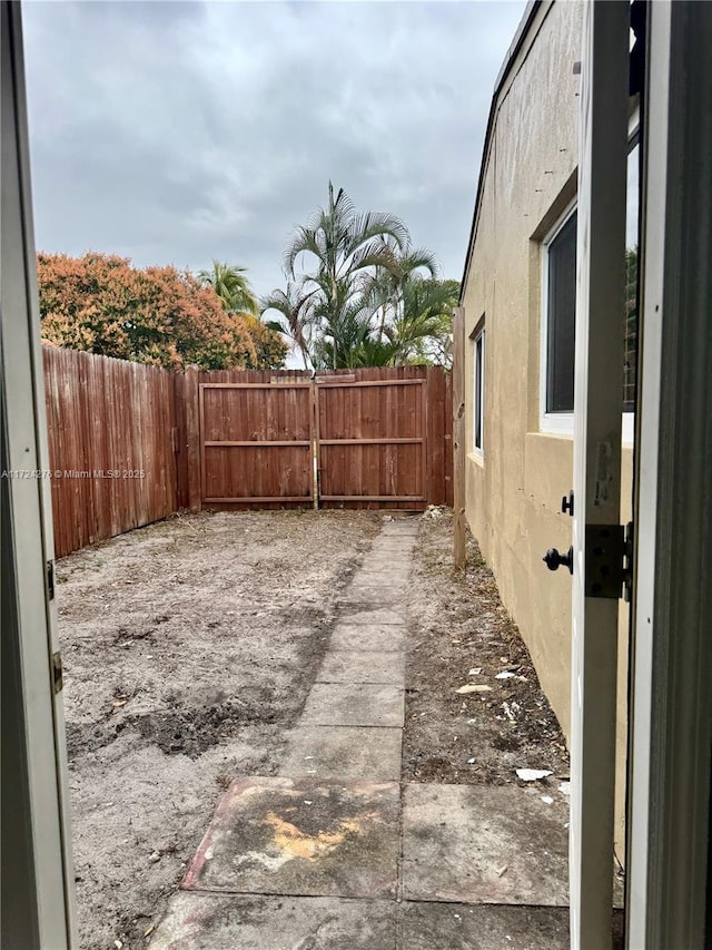 view of yard featuring a patio