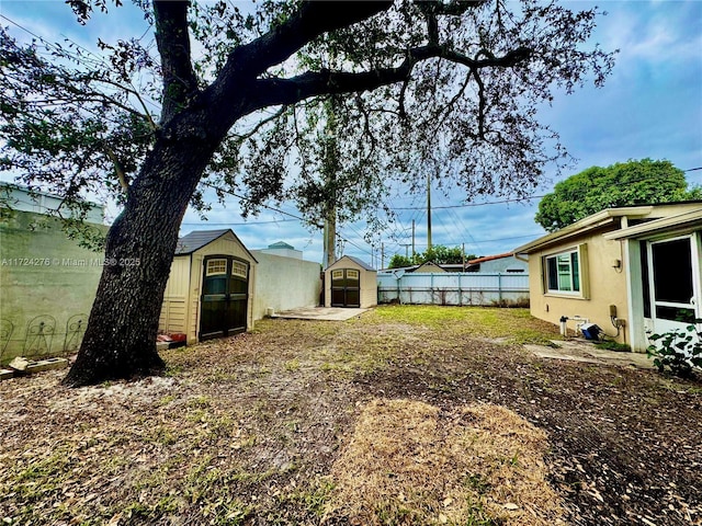 view of yard featuring a storage shed