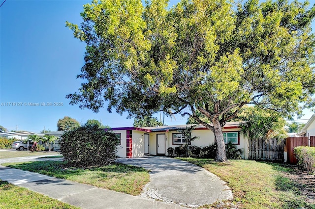 single story home featuring a front yard