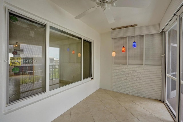 sunroom / solarium featuring a ceiling fan