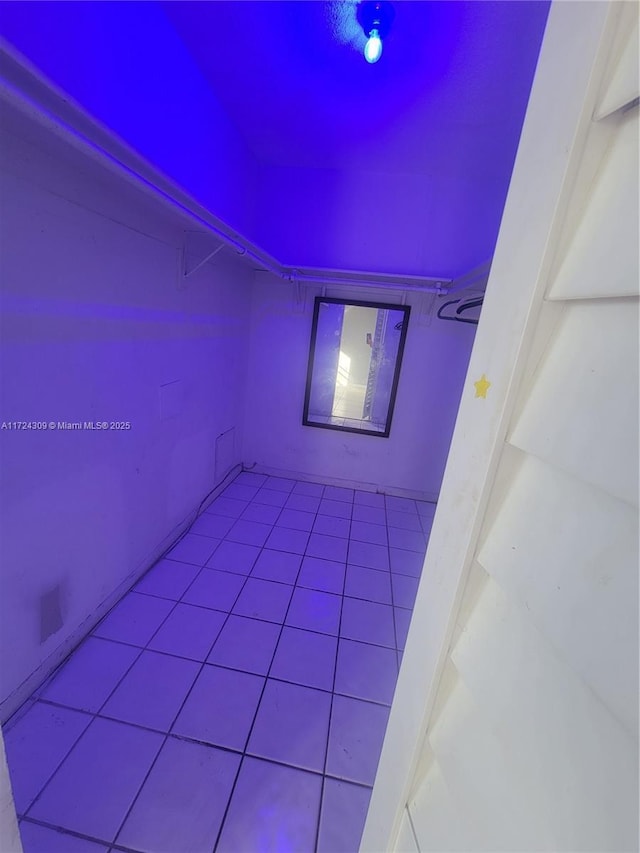 unfurnished room featuring light tile patterned flooring