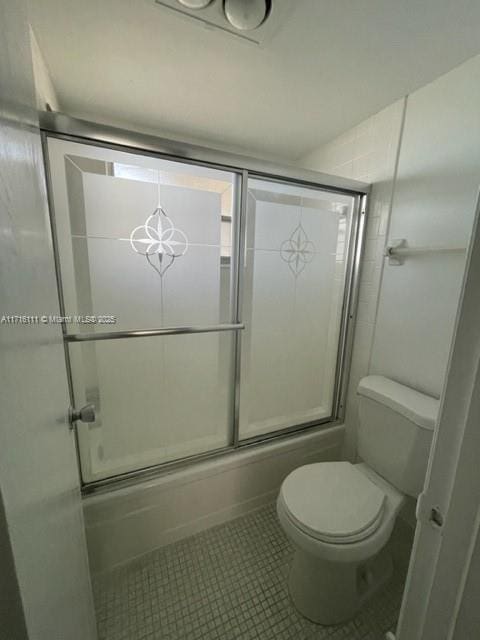 bathroom with toilet and enclosed tub / shower combo