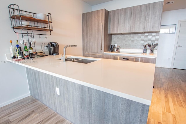 kitchen with kitchen peninsula, stovetop, and sink