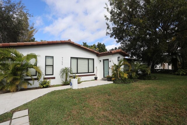 view of front facade featuring a front yard