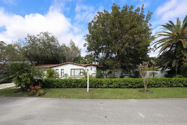 view of front of house with a front yard