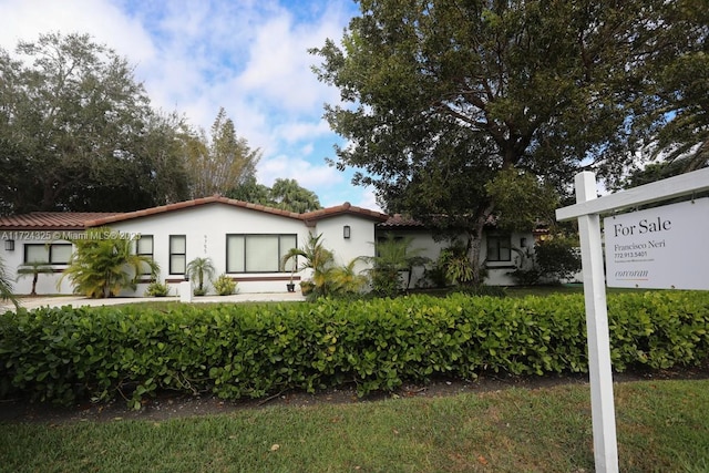 view of front of property featuring a front yard