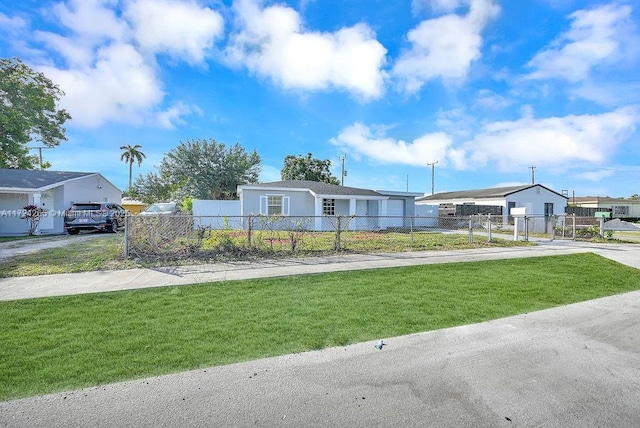 manufactured / mobile home featuring a front yard