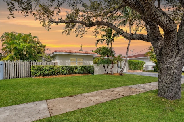 view of front of property featuring a yard