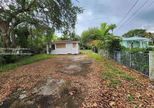 view of yard with fence and an outdoor structure