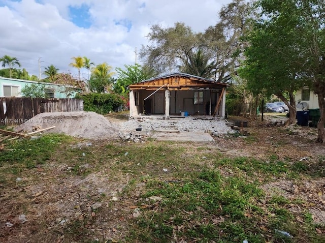 view of yard with an outbuilding and fence