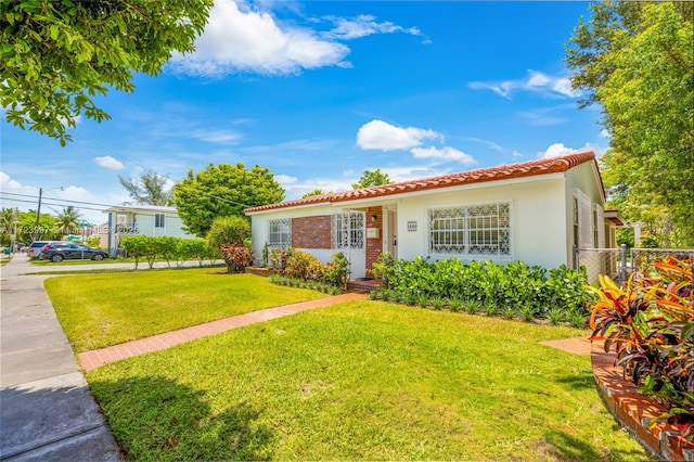 view of front of home featuring a front yard