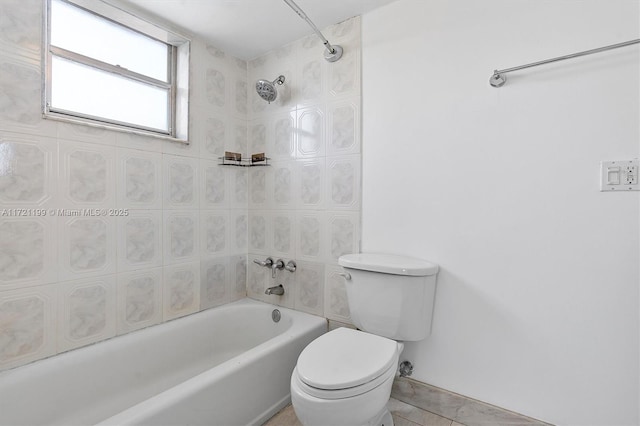 bathroom with tiled shower / bath and toilet