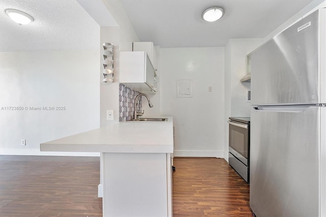 kitchen featuring a breakfast bar area, sink, stainless steel appliances, and dark hardwood / wood-style floors