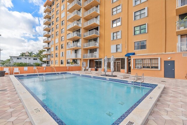 2450 NE 135th St Unit 406, North Miami, FL 33181 - view of community pool