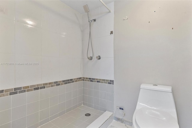 bathroom with toilet and tiled shower