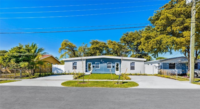 view of front of house with a front lawn