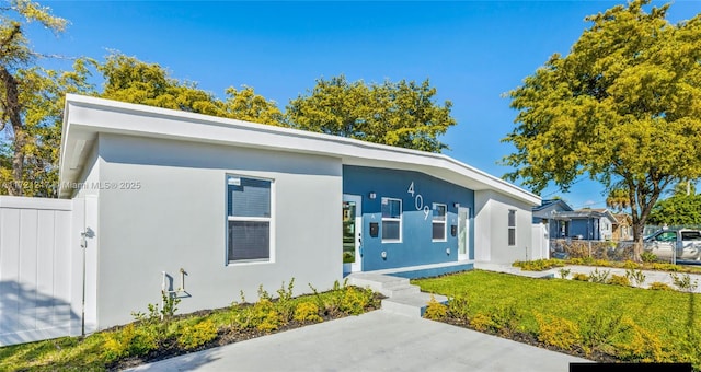 view of front of house featuring a front lawn