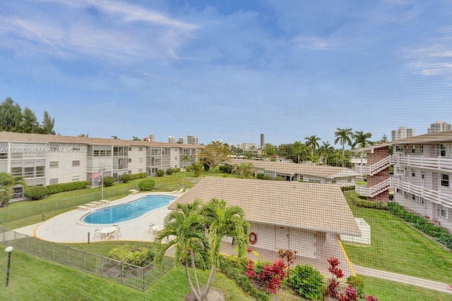 view of swimming pool featuring a yard