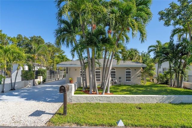 view of front of home featuring a front yard