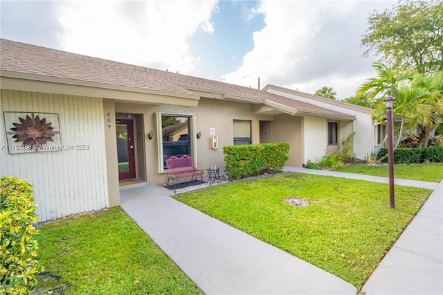 view of front of home with a front lawn