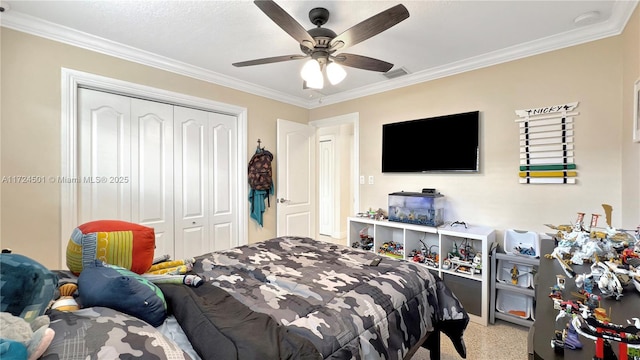 bedroom with ceiling fan, a closet, and crown molding